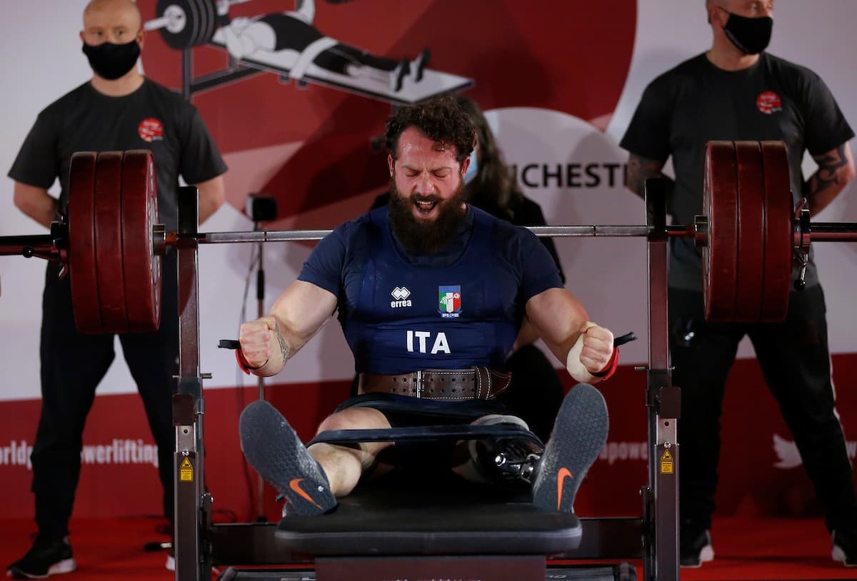 Andrea Quarto esulta dopo un'alzata in maglia azzurra, gara internazionale di para powerlifting